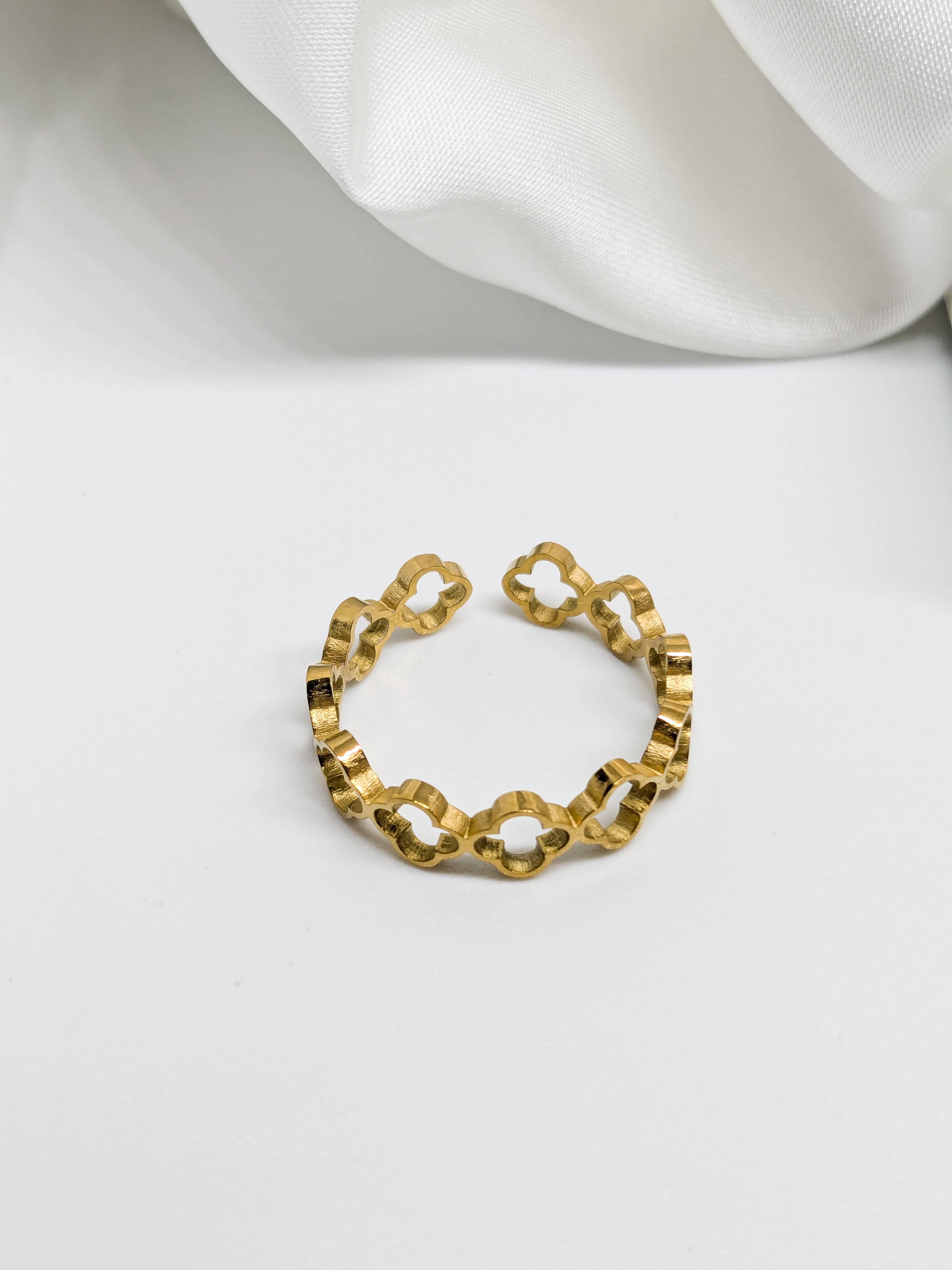 Clover Pattern Band Ring