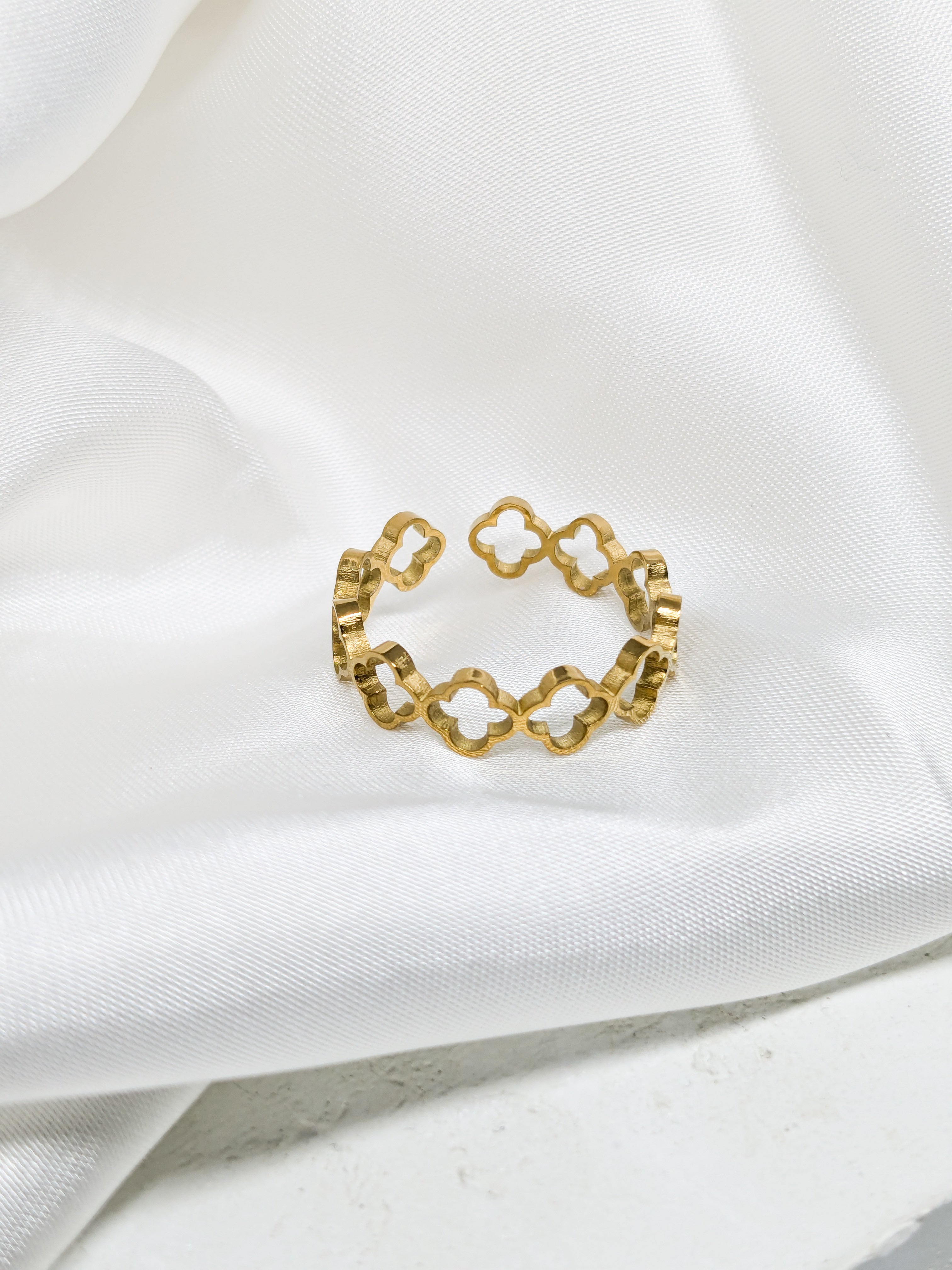 Clover Pattern Band Ring