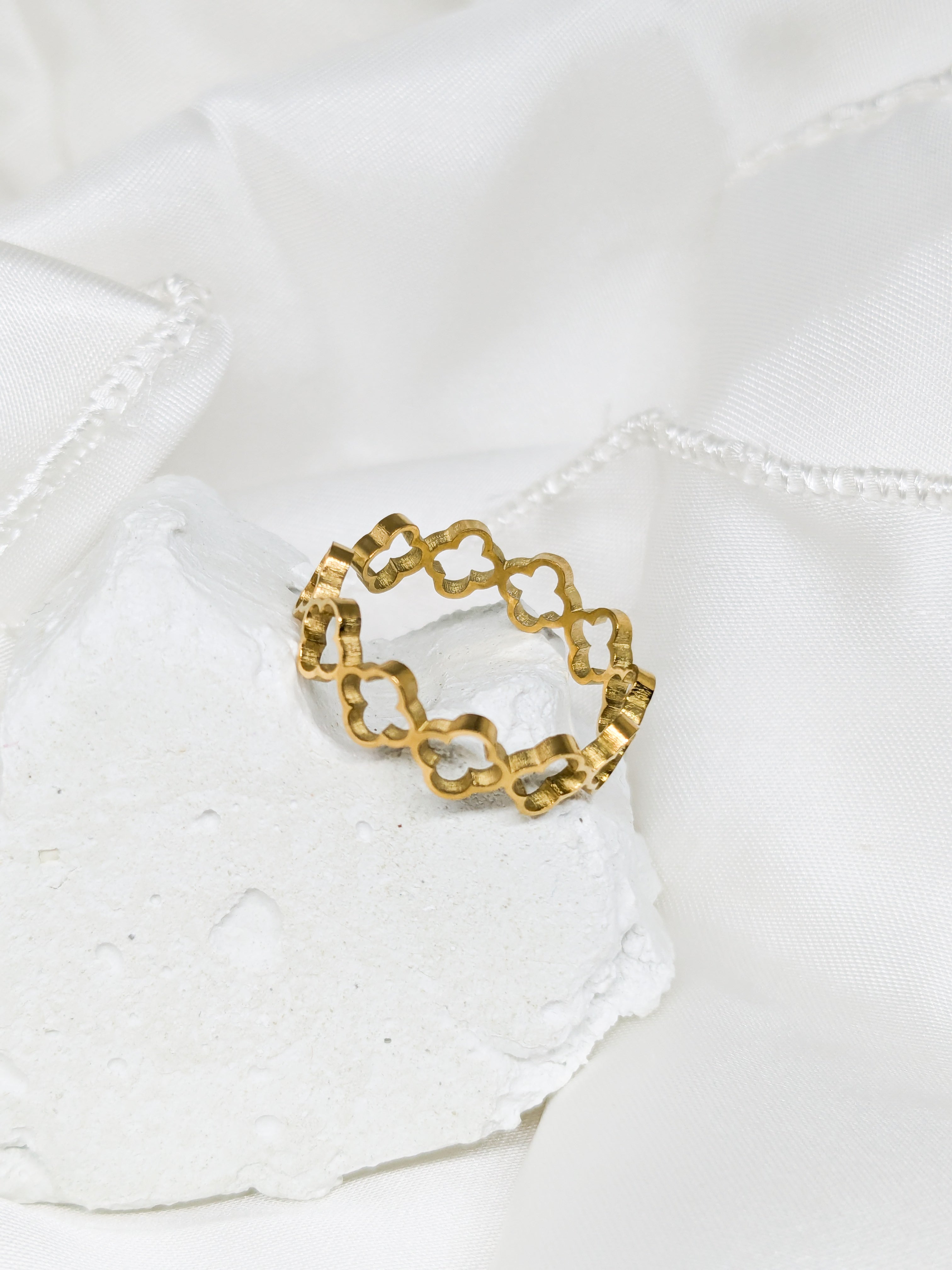 Clover Pattern Band Ring