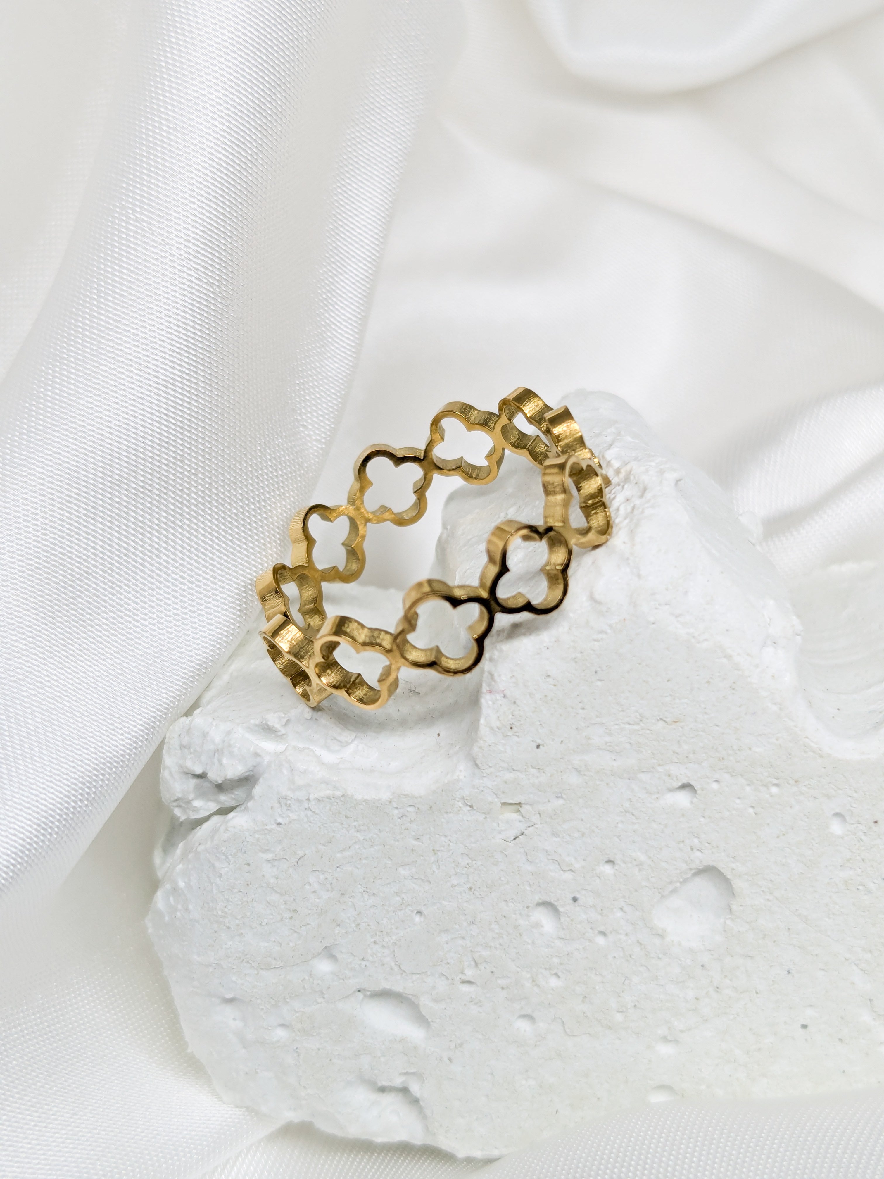 Clover Pattern Band Ring