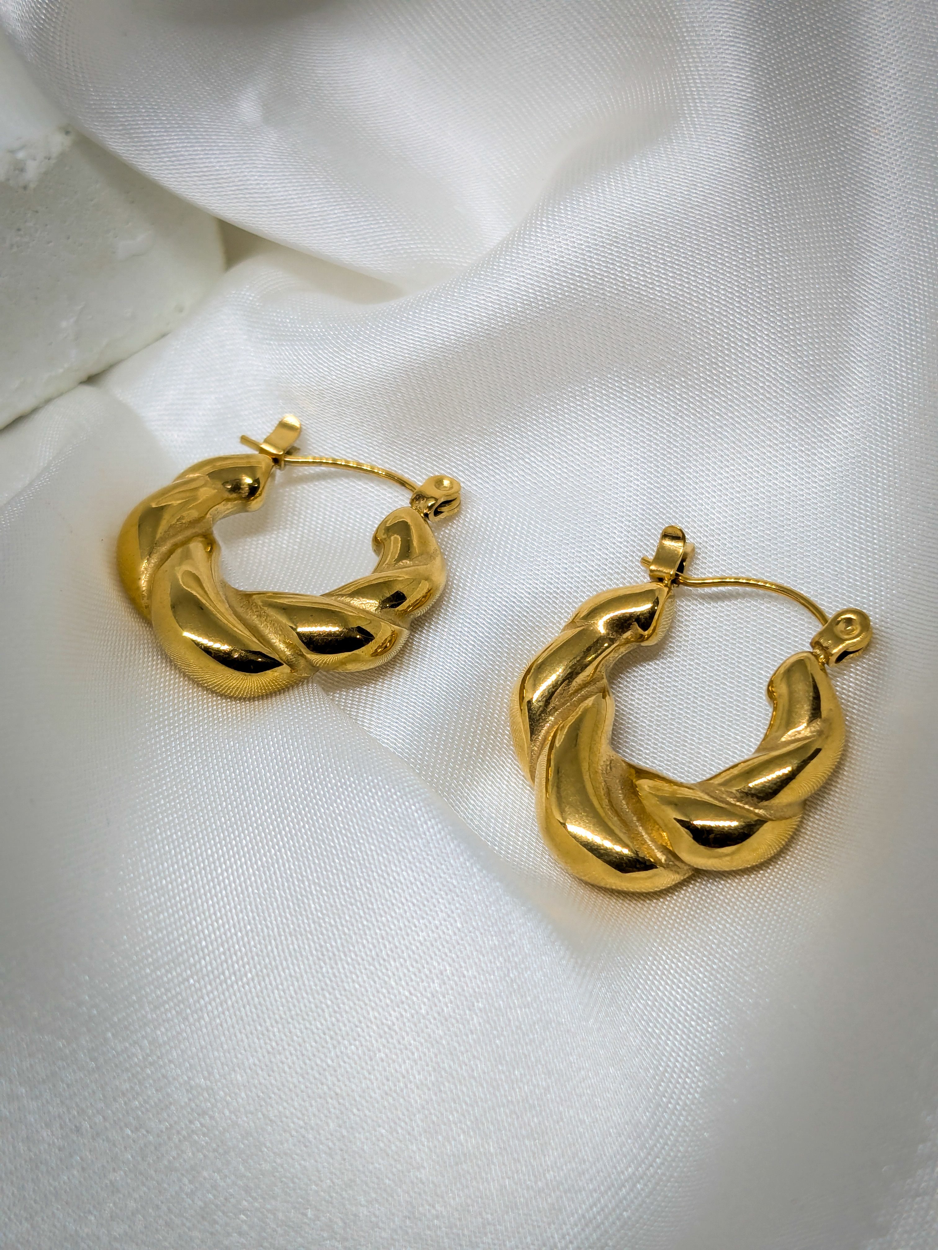 Twist Aura Hoops